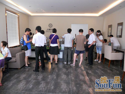 香格里樓盤銷售火爆，售樓部咨詢客戶絡(luò)繹不絕